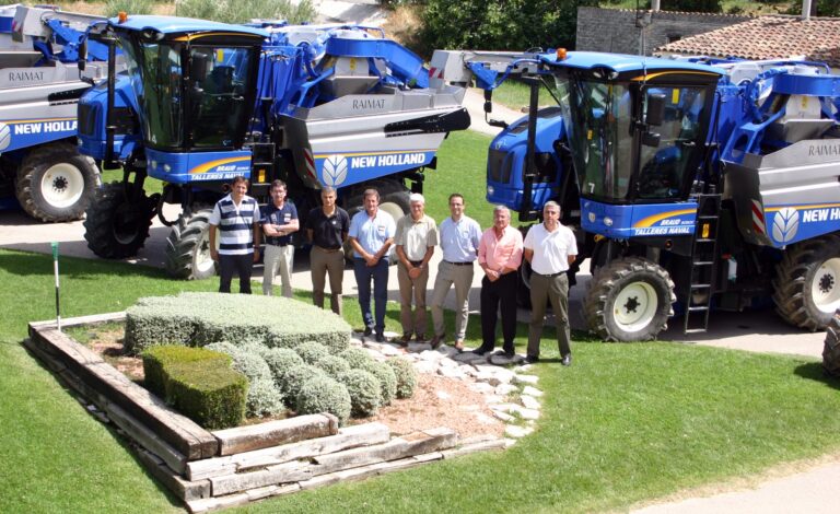 New Holland entrega siete vendimiadoras B9090X a Bodegas Raimat