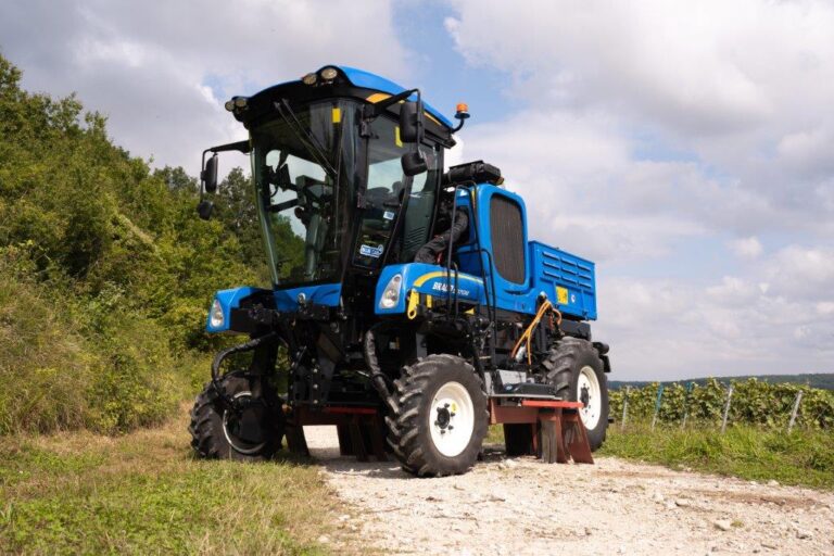 New Holland y AGXTEND presentan el concepto XPower XPN, un electroherbicida para viñedos estrechos