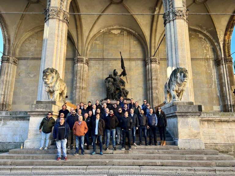 Los concesionarios españoles de DEUTZ-FAHR acuden al complejo productivo de la marca en Lauingen (Alemania) y visitan el Oktoberfest.