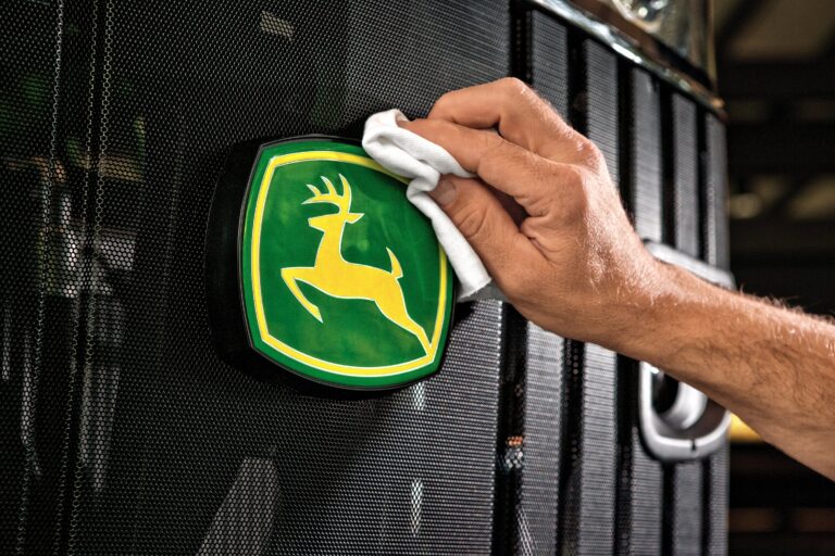 John Deere se posiciona como una de las marcas más valiosas del mundo, según el ranking elaborado por Interbrand