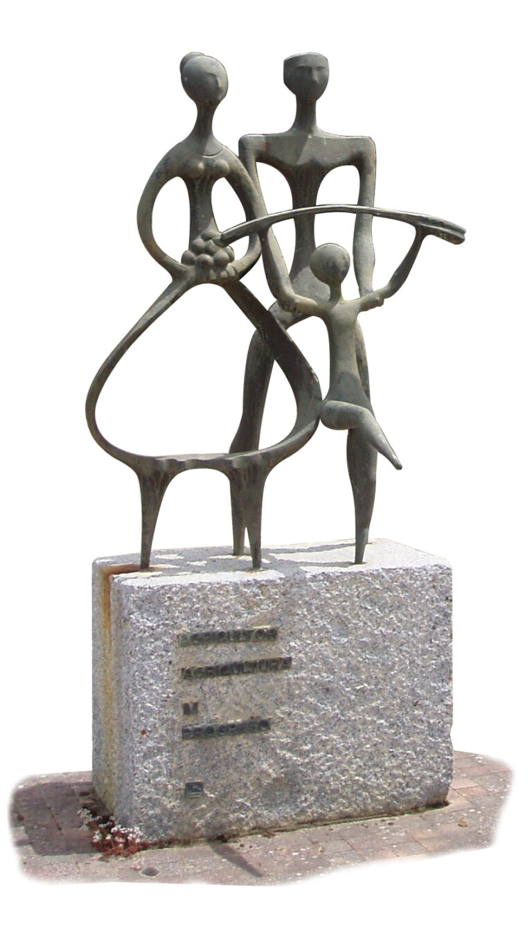 John Deere homenajea la trayectoria agraria de Huesca simbolizada en una escultura de bronce