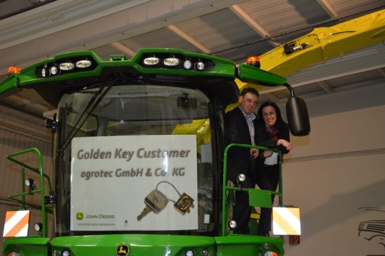 John Deere premia a sus clientes europeos con dos de sus productos estrella
