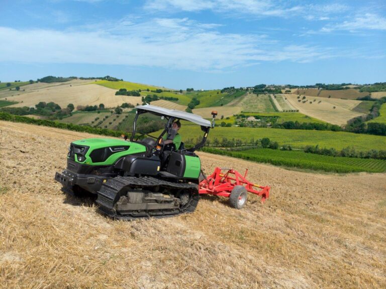 DEUTZ-FAHR 5115K .El retorno del tractor cadenas para aplicaciones en campo abierto.