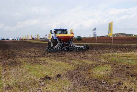 Venta de maquinaria y tractores agrícolas de marzo de 2016