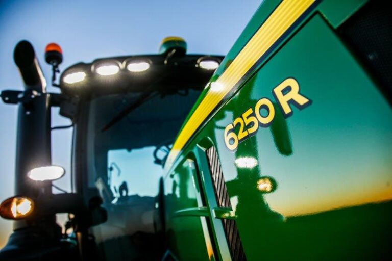 John Deere suma nuevos tractores insignia a laSerie 6R