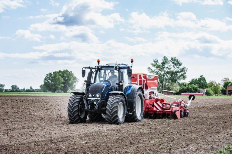 Valtra se cambia a combustibles 100% renovables para el repostaje de sus nuevos tractores