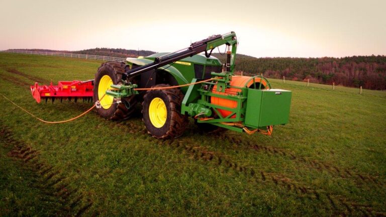 JOHN DEERE PRESENTA SU TRACTOR ELÉCTRICO Y AUTÓNOMO