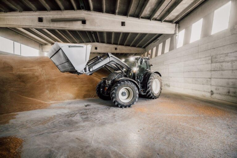 Cargador frontal inteligente de Valtra.    El Cargador Inteligente de Precisión lleva el control del cargador frontal a un nuevo nivel