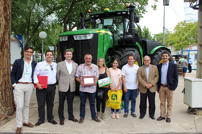 JOHN DEERE ENTREGA LOS PRIMEROS TRACTORES 5R Y 9R LLEGADOS A ESPAÑA EN FERCAM