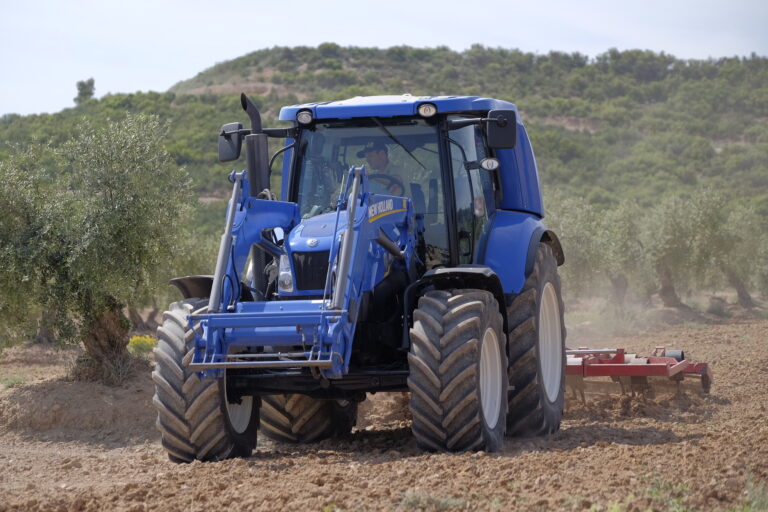 Bodegas Torres realiza el primer ensayo en España del tractor de metano desarrollado por New Holland