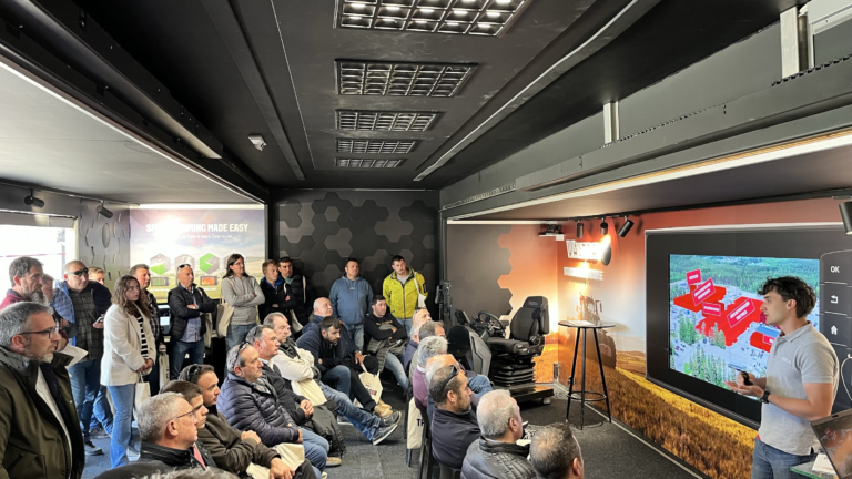 Valtra cruza el país para llevar el SmartTour 2024 a los agricultores españoles