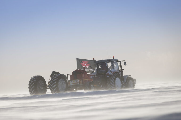 Triunfal retorno al campamento base de la expedición en tractor al Polo Sur Antarctica2