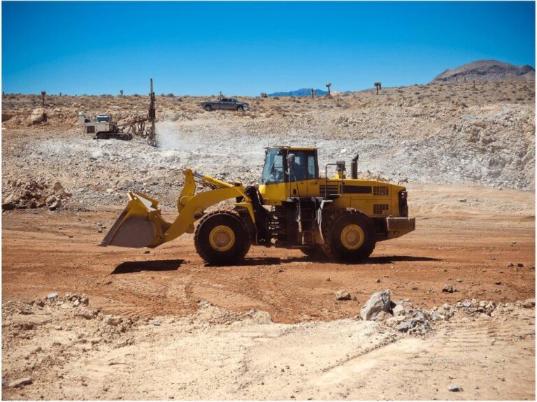 BKT presenta EM 933 SUPER,  perfecto para las operaciones de excavación y carga
