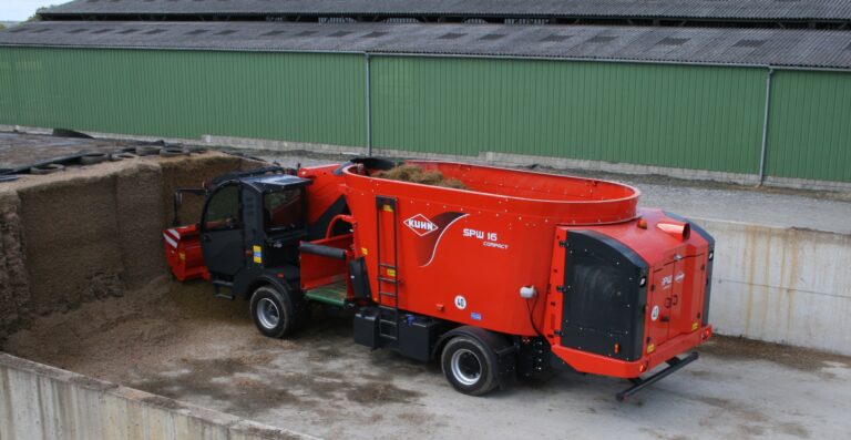 PRESENTACIÓN DEL SPW COMPACT:  La gama KUHN se amplía con un nuevo autopropulsado de 2 sinfines verticales.