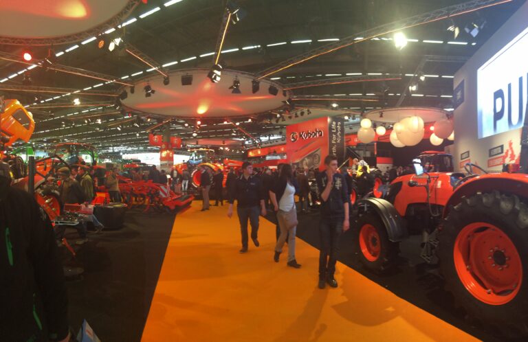 Los tractores M7001, reconocimiento en la Feria Internacional SIMA de París