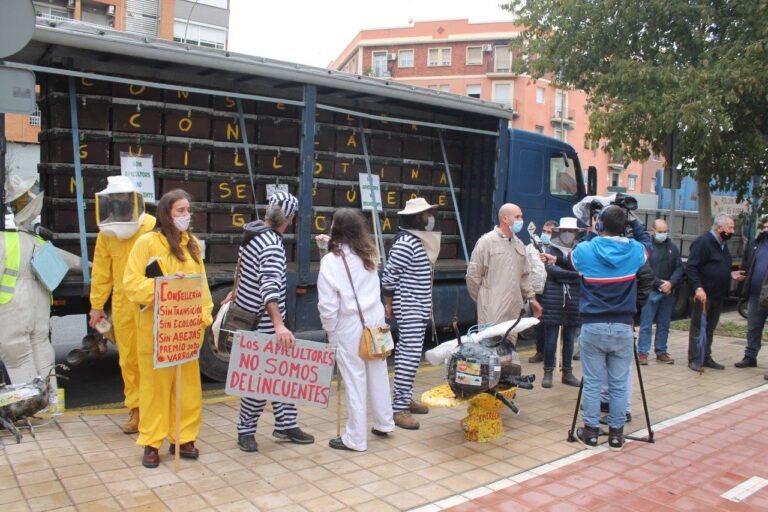 Asaja Alicante, junto con el sector apícola valenciano, reclamará medidas urgentes que eviten su desaparición en la peor crisis de su historia