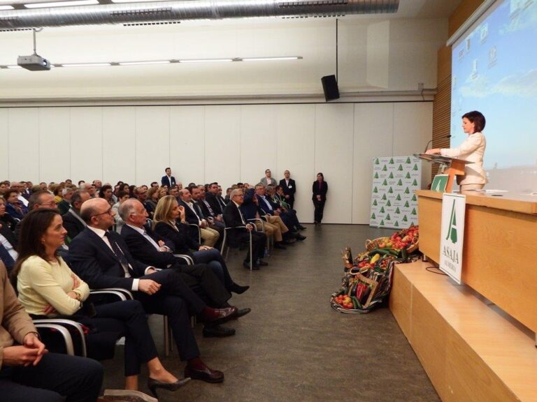 500 agricutores y ganaderos rinden homenaje a Francisco Vargas en la asamblea de Asaja