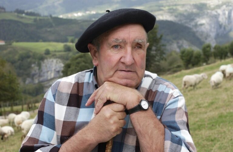 El fraile Nikolas Segurola,  galardonado en la 4ª edición del premio  Baserritarron Laguna