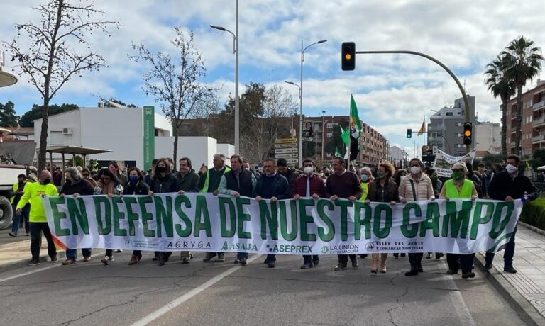 Cerca de 1.500 agricultores se manifiestan en las puertas de AGROEXPO