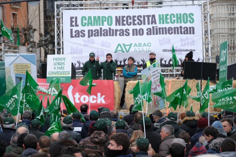 El Campo Riojano, convocado por Asaja Rioja ARAG, explota para pedir respeto y un futuro con rentabilidad para el mundo rural