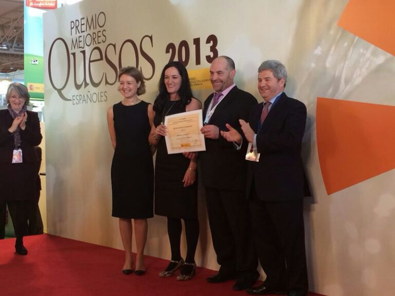 Un queso Cabrales, elaborado por socios de ASAJA Asturias obtiene el “Premio Alimentos de España al Mejor Queso 2013″