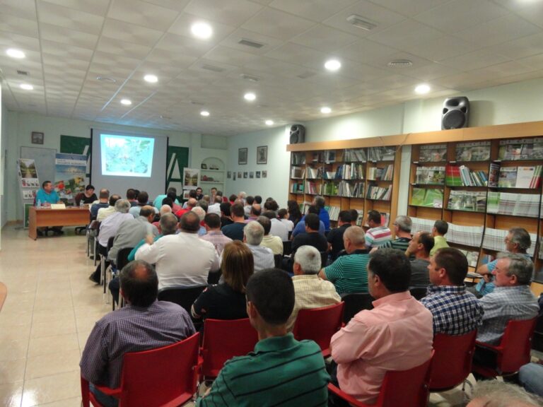 ASAJA, ENESA Y AGROSEGURO SE REÚNEN CON MÁS DE UN CENTENAR DE AGRICULTORES PARA EXPLICARLES LAS NOVEDADES SEGURO DE HORTÍCOLAS BAJO CUBIERTA