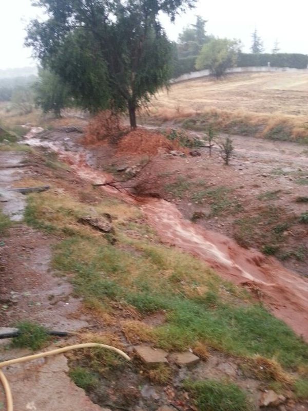 La gota fría descarga fuertes lluvias y granizo en  los Montes Orientales de Granada y daña la cosecha de aceituna y las infraestructuras rurales