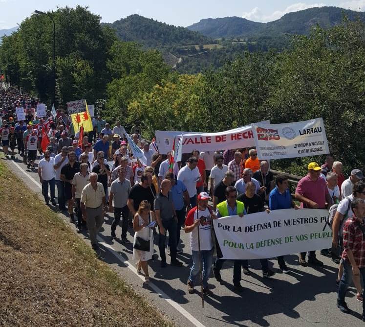 Éxito rotundo de la manifestación por la defensa de nuestros pueblos y la ganadería extensiva con más de 3.000 personas