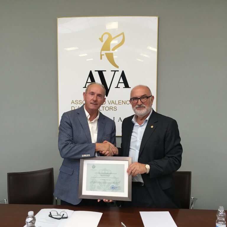 Los ingenieros agrónomos nombran Colegiado de Honor a Cristóbal Aguado por el 40 aniversario de AVA-ASAJA