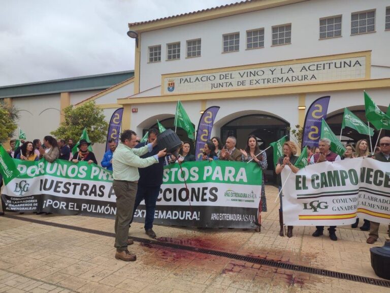 Apag Extremadura Asaja considera un éxito la jornada reivindicativa en Iberovinac porque “ha puesto en evidencia la complicada situación del sector vinícola”