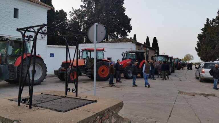 Medio centenar de tractores se manifestaron en Campo de Criptana convocados por ASAJA en la localidad