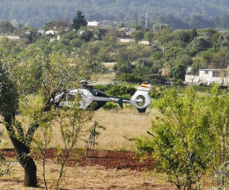 Agricultores de La Marina denuncian el dispositivo de un helicóptero y cuatro coches para las inspecciones