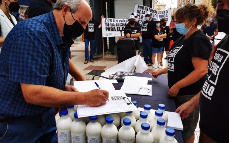 Ganaderos denuncian los bajos precios de la leche con el reparto de 500 litros en Málaga