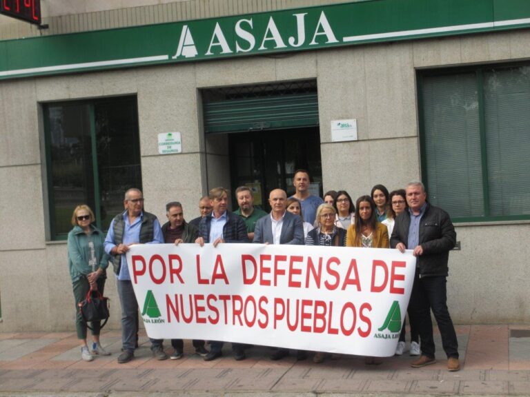 Asaja en León provincial y regional han secundado el paro de cinco minutos para defender los intereses de la España vaciada