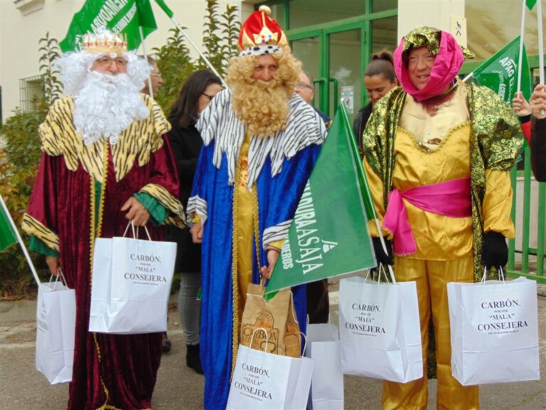 Los Reyes Magos de APAG Extremadura ASAJA entregan carbón a la Consejera por su falta de compromiso con el campo extremeño