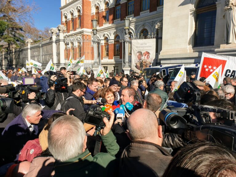 Un millar de agricultores y ganaderos, al límite, han presentado hoy en Madrid LA ALIMENTACION DEL FUTURO