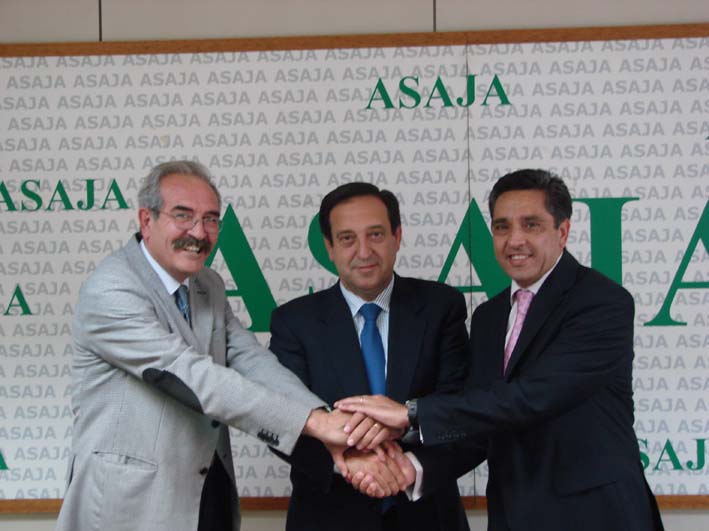 ASAJA y LAND ROVER han ratificado el acuerdo de colaboración que mantenían desde hace años, mediante el cual los socios de ASAJA se benefician de descuentos especiales en la compra sus vehículos.