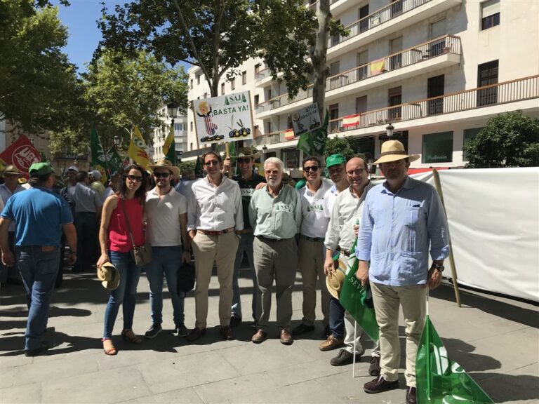 ASAJA Córdoba participa en la concentración ante el consulado de EE.UU. (Sevilla) pidiendo la retirada de los aranceles a la aceituna negra