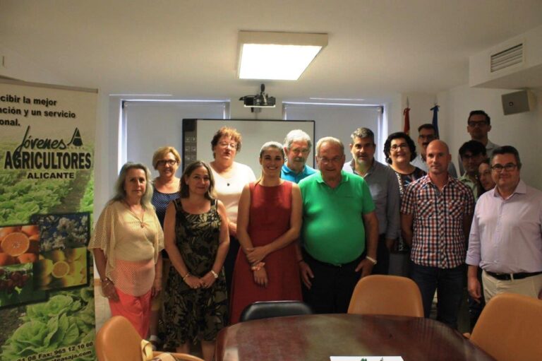 La nueva Consellera de Agricultura, Mireia Mollà, visitó la sede de ASAJA en Alicante y se comprometió a abordar en primera persona los problemas agrícolas más urgentes de los productores alicantinos
