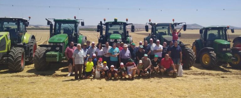 Francisco    Manzano   Piqueras.   se impone en el concurso de arada con tractor, organizado por ASAJA Calzada (C.Real) en las Fiestas de Calzada de Calatrava