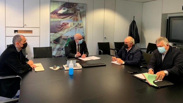 ADIF acepta reunirse con todas las administraciones competentes para gestionar la sobrepoblación de conejos