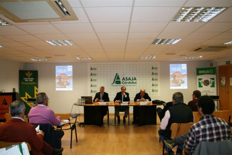 Asaja Córdoba: Expertos abordan en las jornadas de vacuno de Asaja el papel del ganadero como parte activa del control de la tuberculosis