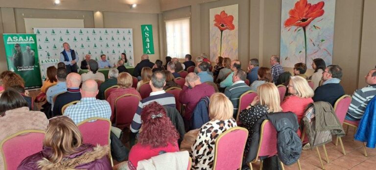 Donaciano Dujo defendió en La Bañeza una agricultura productiva que sea atractiva  para los jóvenes