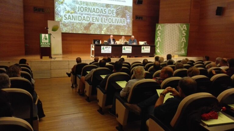Dos centenares de agricultores acuden a las jornadas sobre sanidad en el olivar de Asaja Jaén