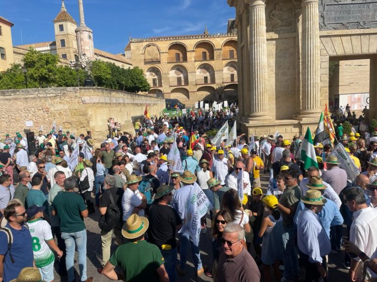 Miles de agricultores y ganaderos clamaron ayer en Córdoba el cese de los ataques al campo español y un cambio de rumbo en la política agraria europea que garantice el sistema alimentario.