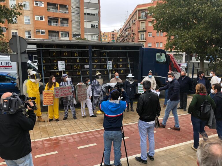 Los apicultores inundan Valencia con más de 350 vehículos en protesta por la modificación de la Ley de Ganadería que pretende multarles con hasta 60.000 euros