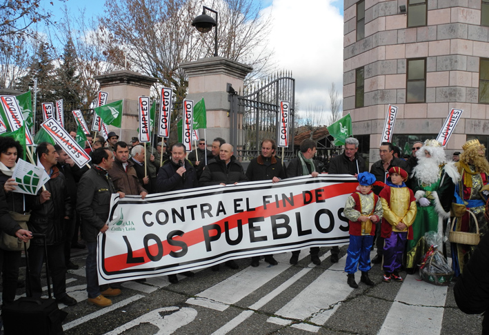 Carbón de los Reyes Magos de ASAJA para  La Junta, para que frene el recorte de servicios de los habitantes del medio rural