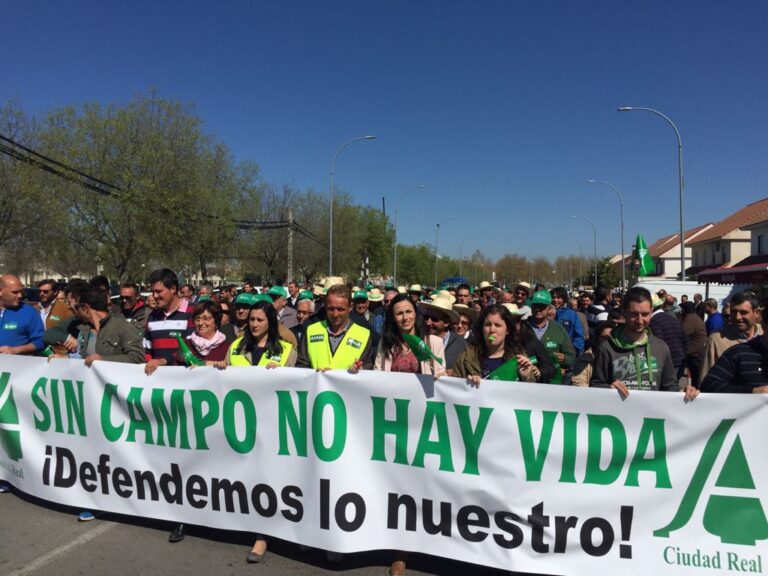 7.000 agricultores y ganaderos se manifiestan en la región bajo el lema “sin campo no hay vida”