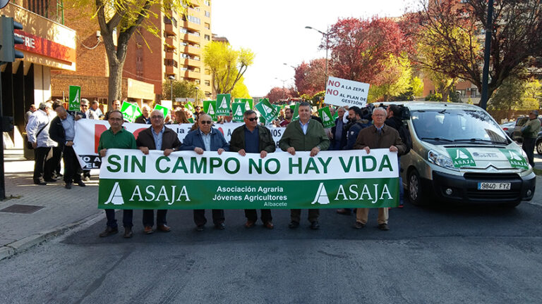 Miles de agricultores y ganaderos de Albacete se manifiestan por las calles de la capital albaceteña reclamando medidas que acaben con la gravísima situación que vive el medio rural