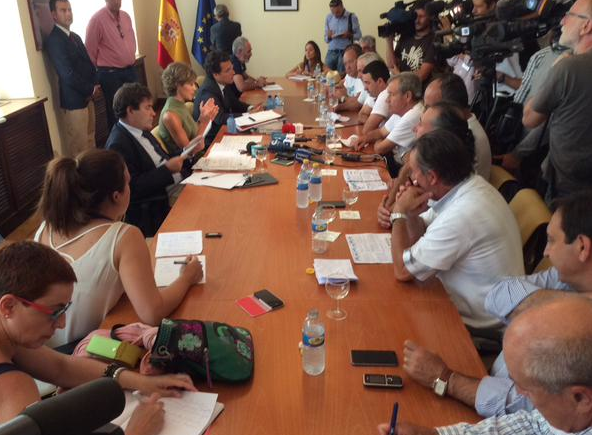 La ministra de Agricultura recibe a los representantes de la «Marcha Blanca» y les explica las posibles soluciones al problema lácteo.